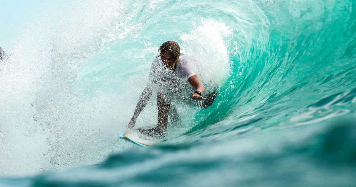 Surfer reitet eine Welle im Atlantik vor der marokkanischen Küste