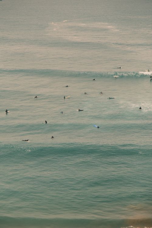 Surfer mit Boards an der marokkanischen Atlantikküste