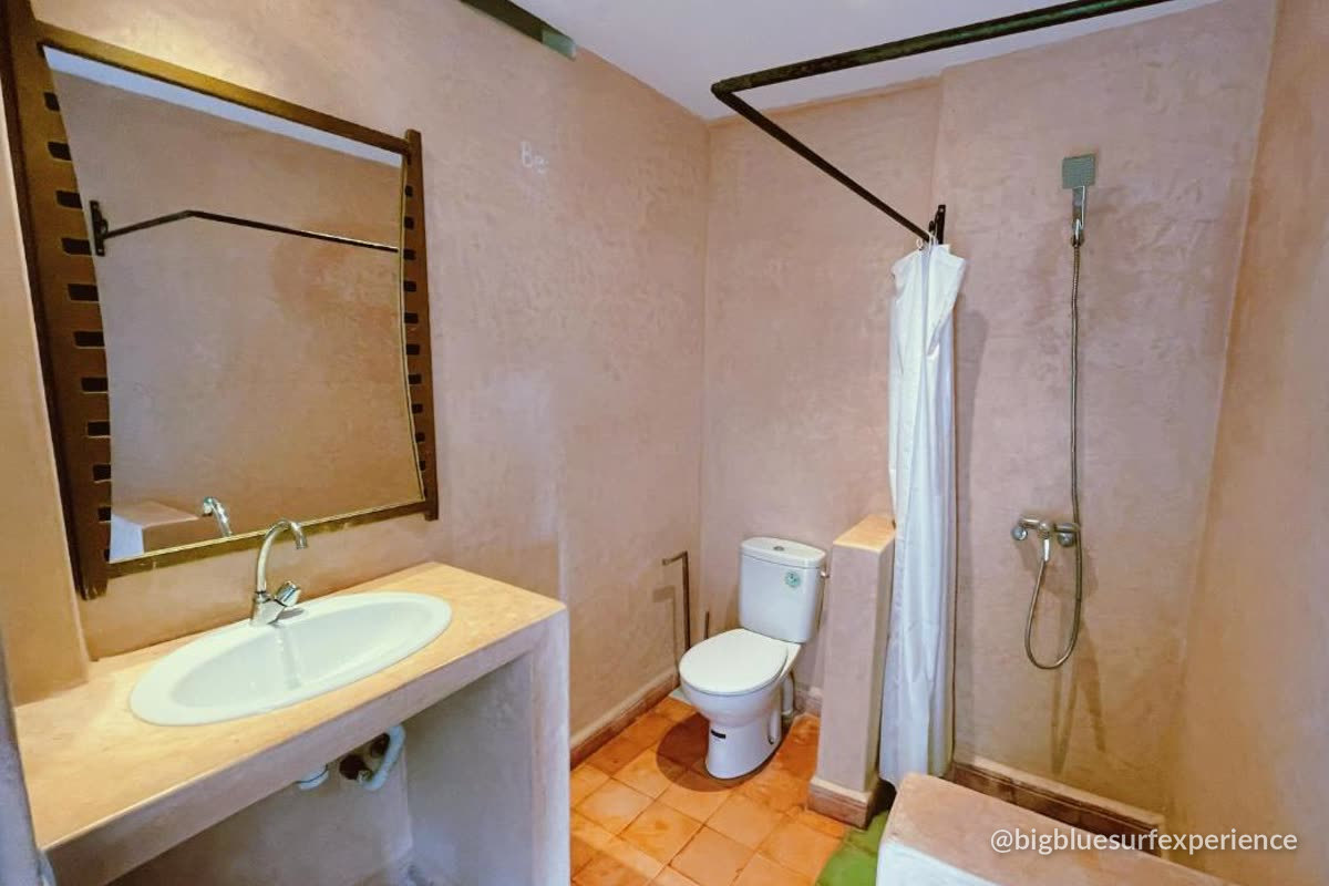 En-suite bathroom with tadelakt walls and walk-in shower